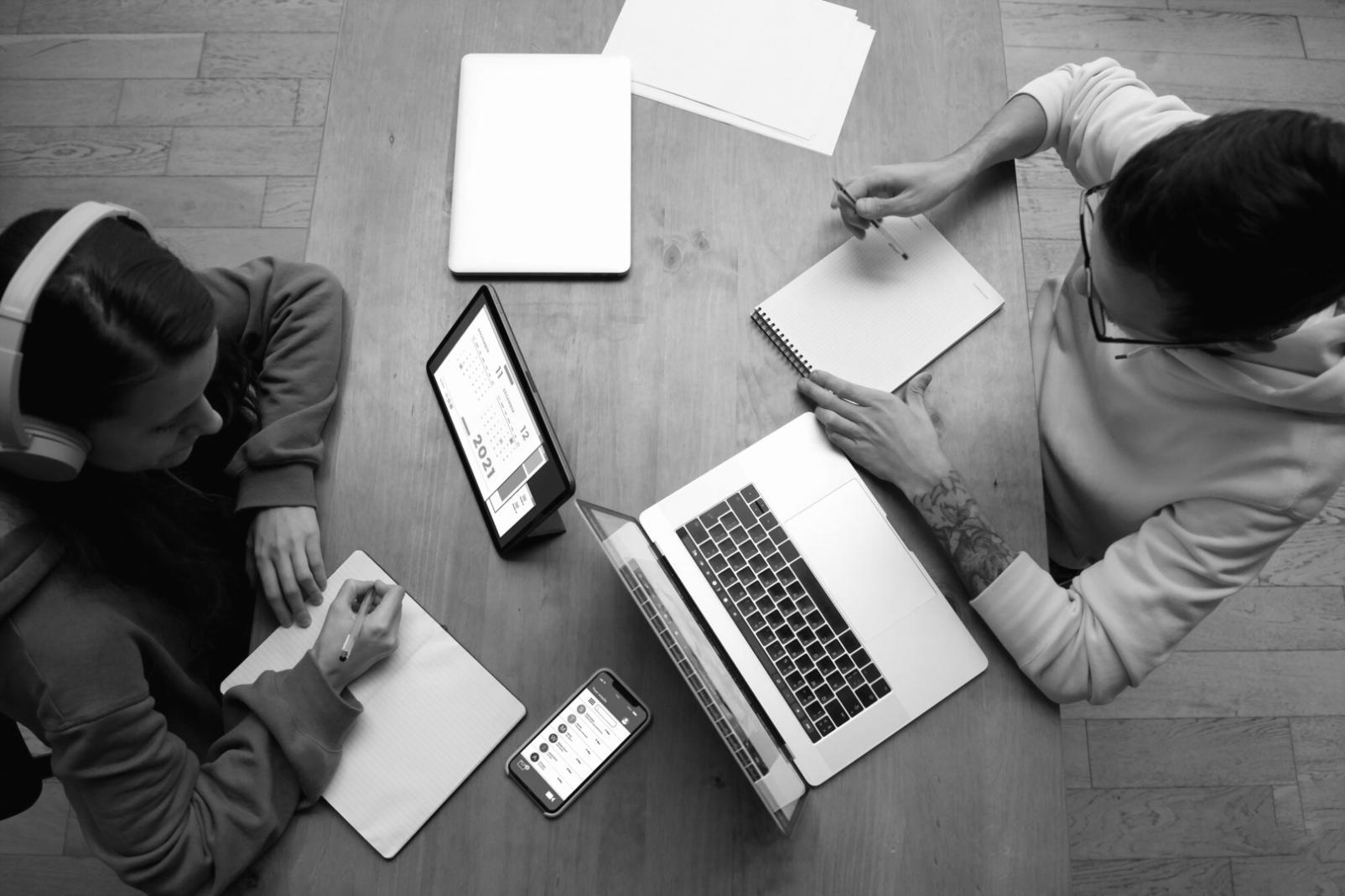 Personne travaillant sur ses finances personnelles